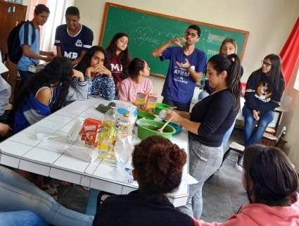 Estudantes durante a aula prática que une as disciplinas de matemática, física e química. Foto: Arquivo/Escola